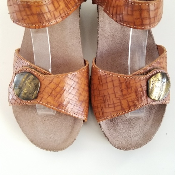 Taos Score Brown Wedge Strap Sandal Open Toe Shoes - Picture 7 of 12